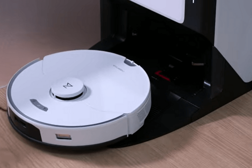 Der Roborock G10 dockt an der Reinigungsstation an.